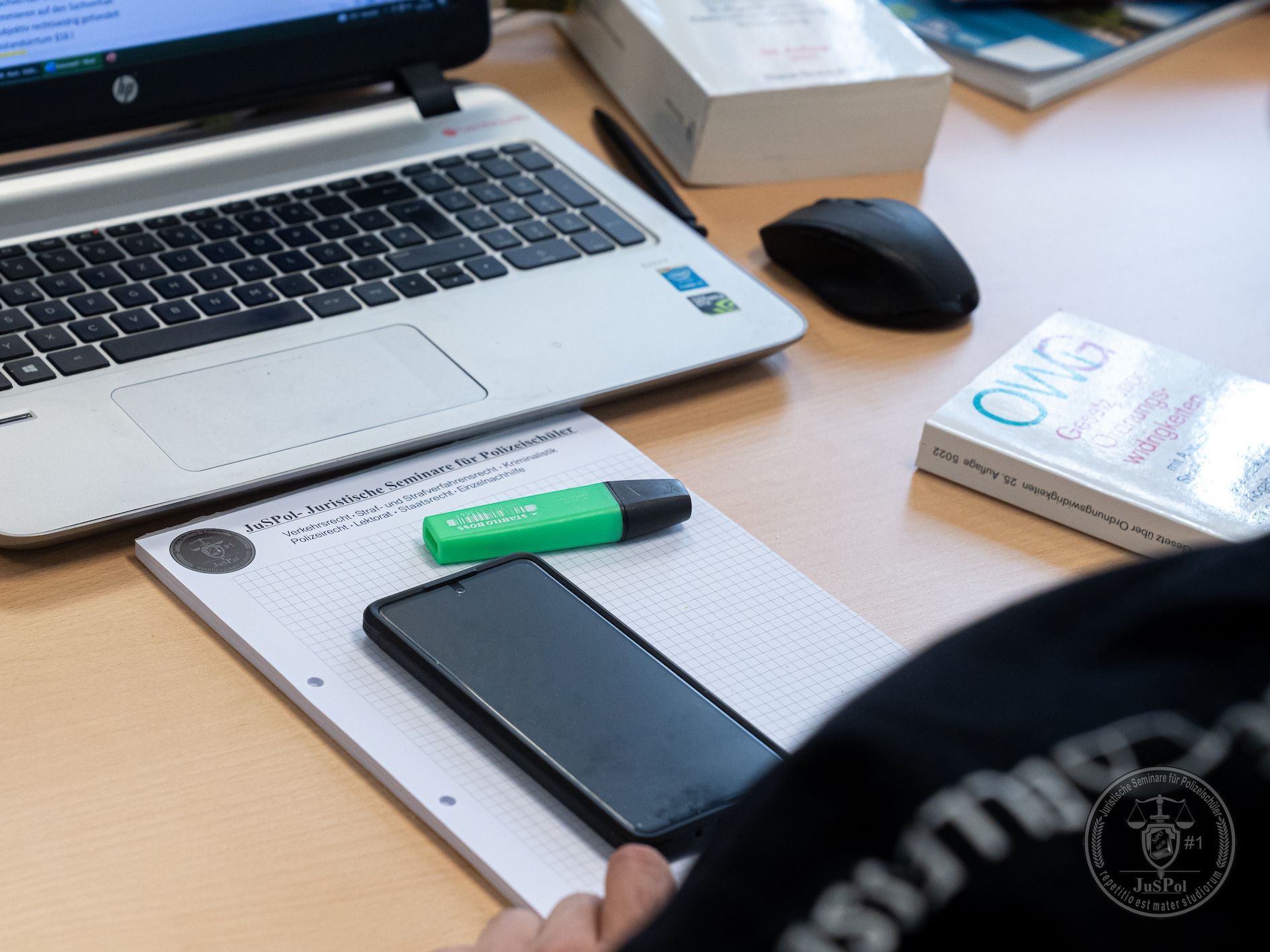 Dozent im Gespräch mit Polizeistudierenden